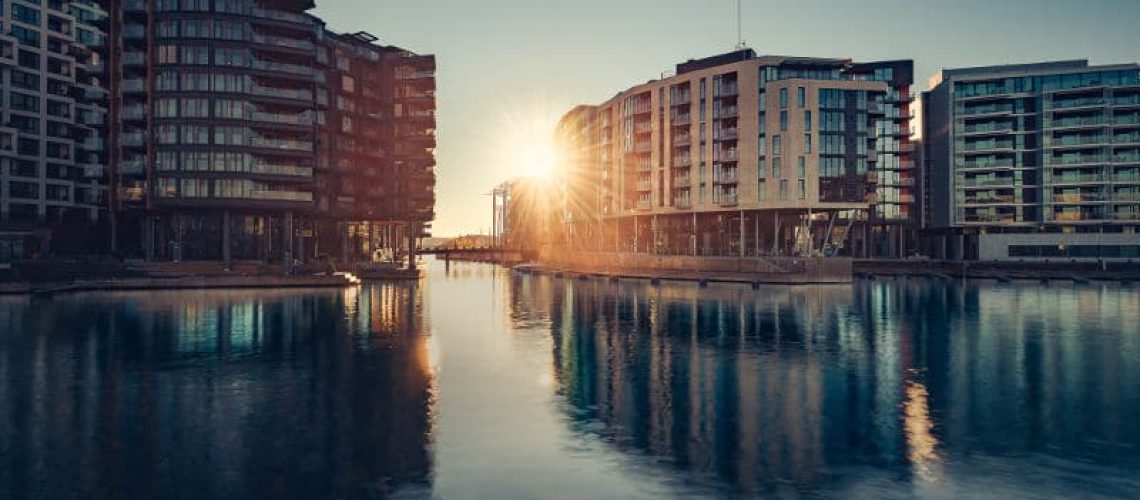 Bilde tatt av vår fotograf Marcin Ptak, soloppgang bak bygninger